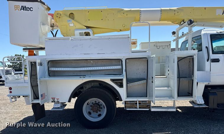 image for item EG5756 2002 Chevrolet C7500 bucket truck