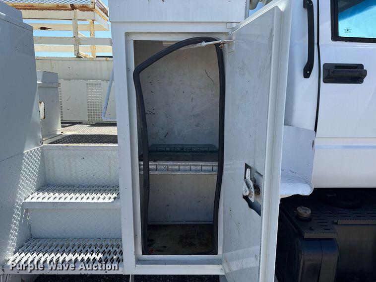 image for item EG5756 2002 Chevrolet C7500 bucket truck
