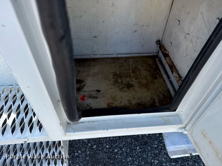 image for item EG5756 2002 Chevrolet C7500 bucket truck