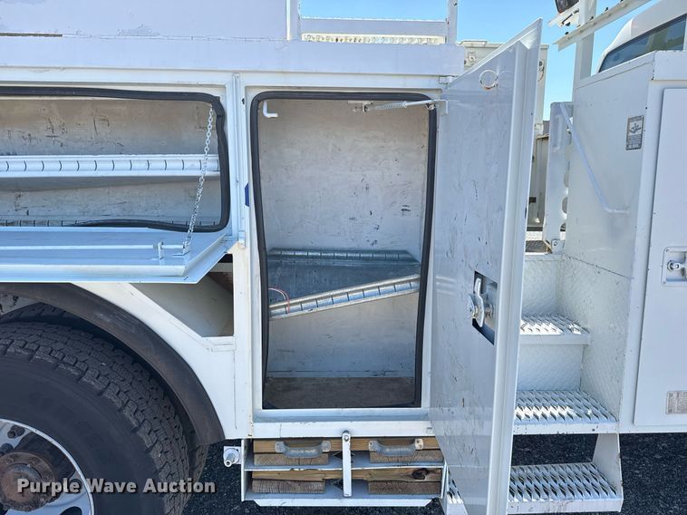 image for item EG5756 2002 Chevrolet C7500 bucket truck