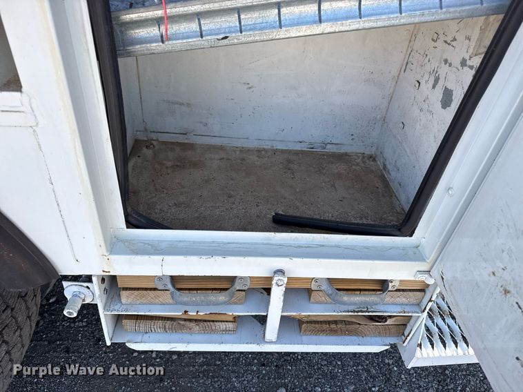 image for item EG5756 2002 Chevrolet C7500 bucket truck