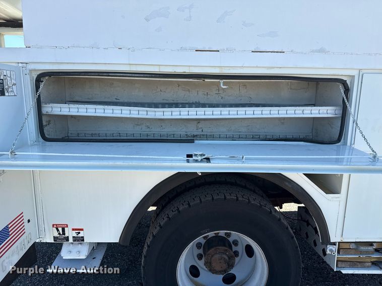 image for item EG5756 2002 Chevrolet C7500 bucket truck