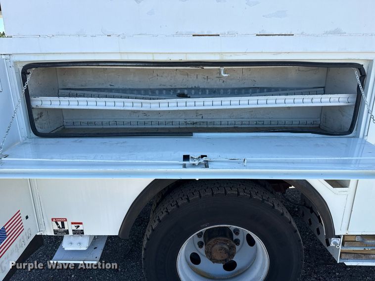 image for item EG5756 2002 Chevrolet C7500 bucket truck