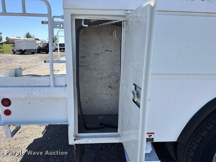 image for item EG5756 2002 Chevrolet C7500 bucket truck