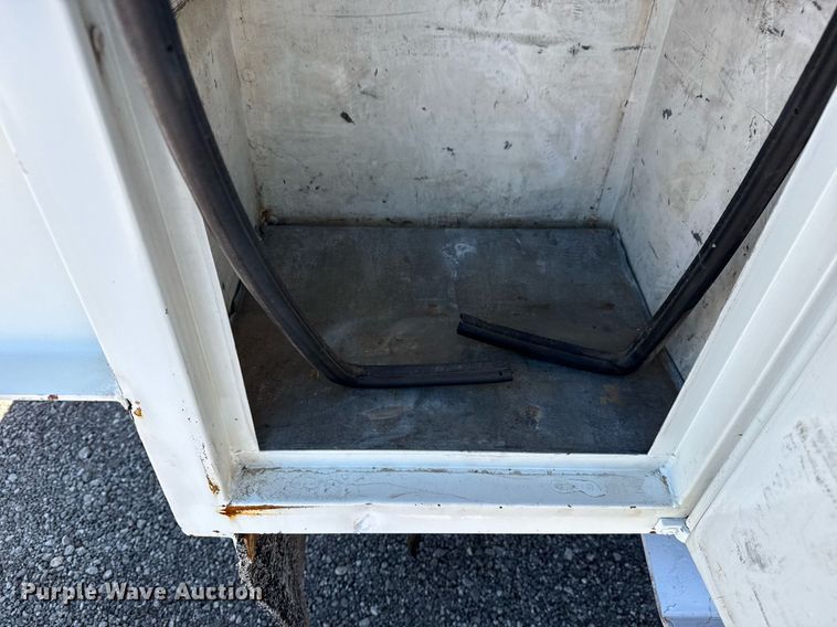 image for item EG5756 2002 Chevrolet C7500 bucket truck