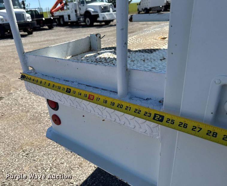 image for item EG5756 2002 Chevrolet C7500 bucket truck