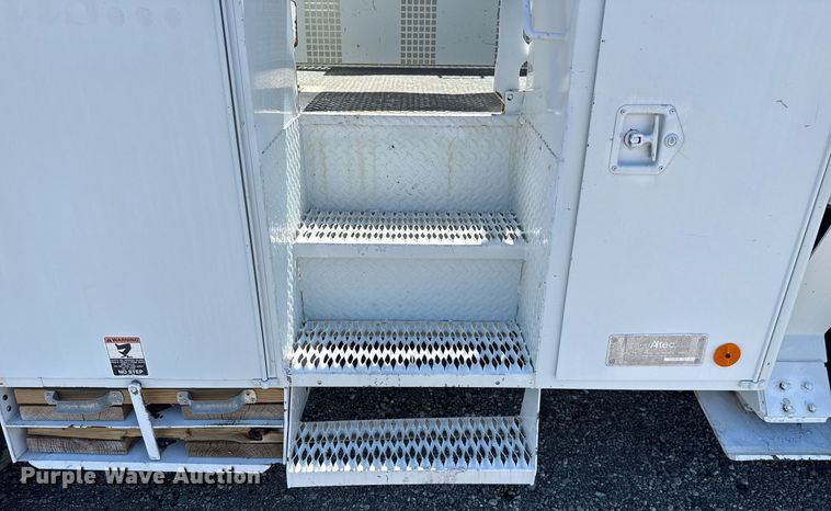 image for item EG5756 2002 Chevrolet C7500 bucket truck