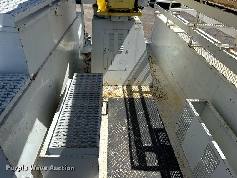 image for item EG5756 2002 Chevrolet C7500 bucket truck