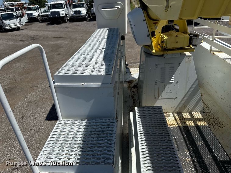 image for item EG5756 2002 Chevrolet C7500 bucket truck