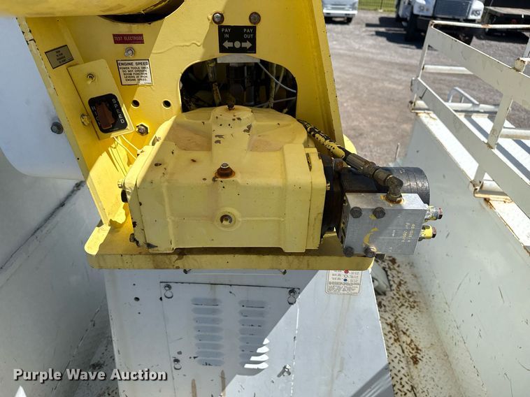 image for item EG5756 2002 Chevrolet C7500 bucket truck