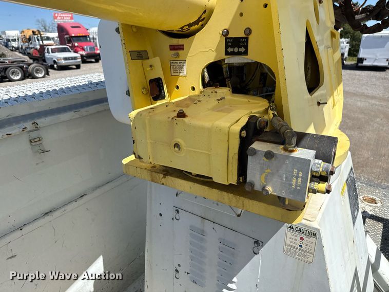 image for item EG5756 2002 Chevrolet C7500 bucket truck