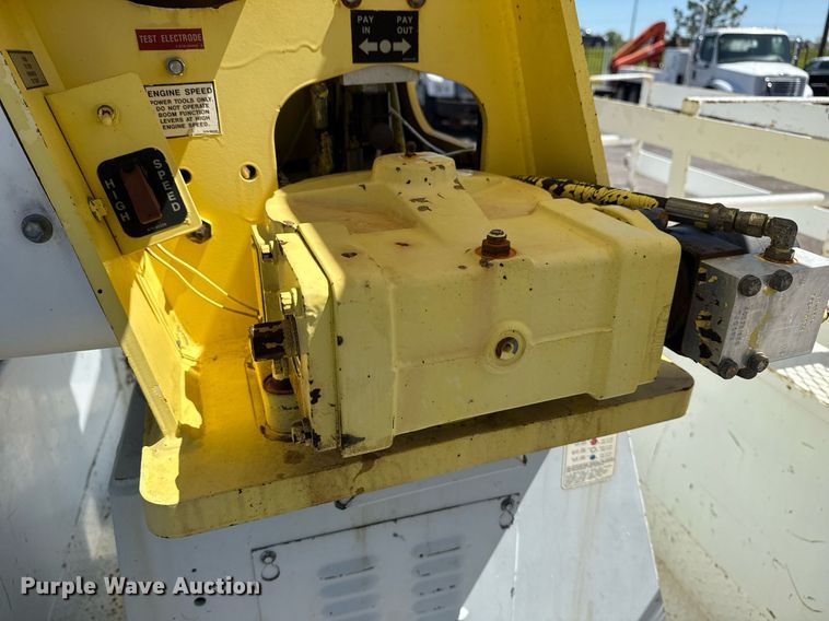 image for item EG5756 2002 Chevrolet C7500 bucket truck