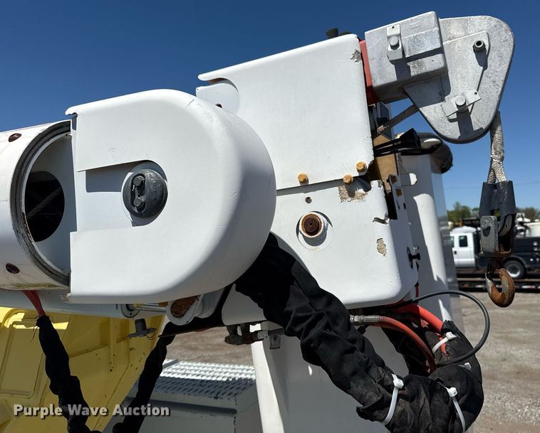 image for item EG5756 2002 Chevrolet C7500 bucket truck