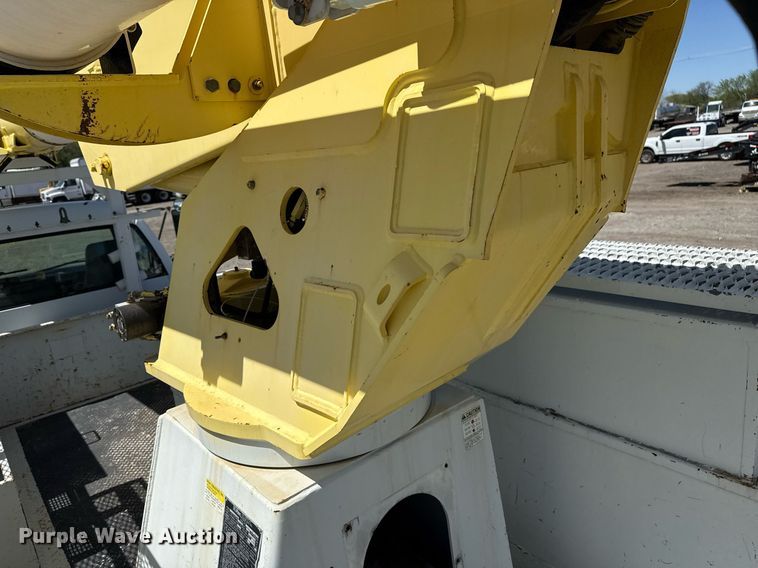 image for item EG5756 2002 Chevrolet C7500 bucket truck