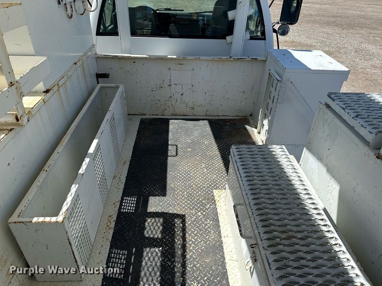image for item EG5756 2002 Chevrolet C7500 bucket truck