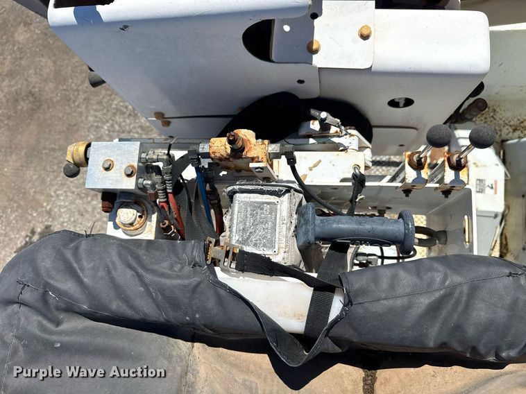 image for item EG5756 2002 Chevrolet C7500 bucket truck