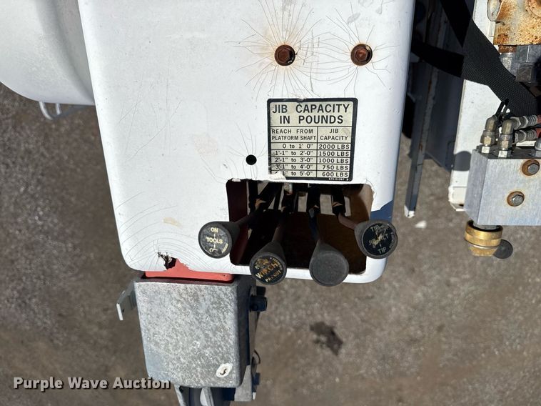 image for item EG5756 2002 Chevrolet C7500 bucket truck