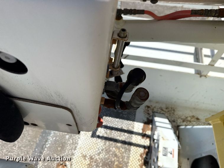 image for item EG5756 2002 Chevrolet C7500 bucket truck