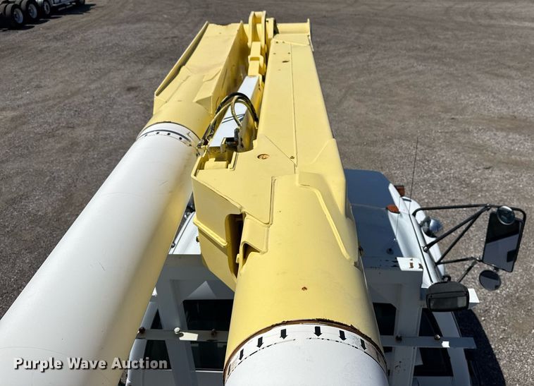 image for item EG5756 2002 Chevrolet C7500 bucket truck