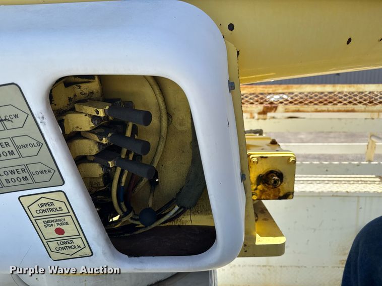 image for item EG5756 2002 Chevrolet C7500 bucket truck