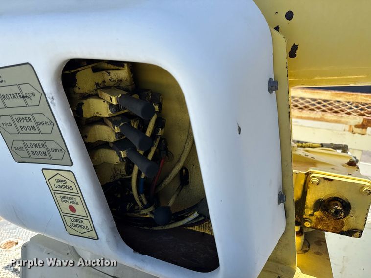 image for item EG5756 2002 Chevrolet C7500 bucket truck