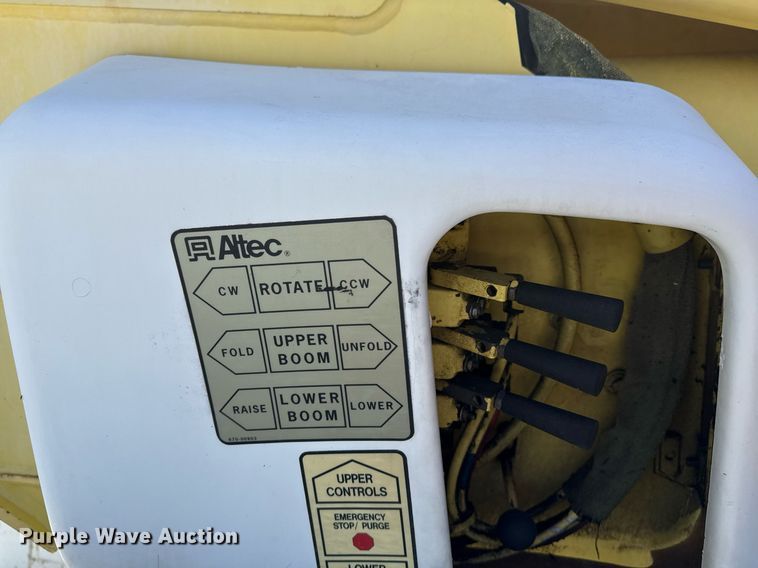 image for item EG5756 2002 Chevrolet C7500 bucket truck