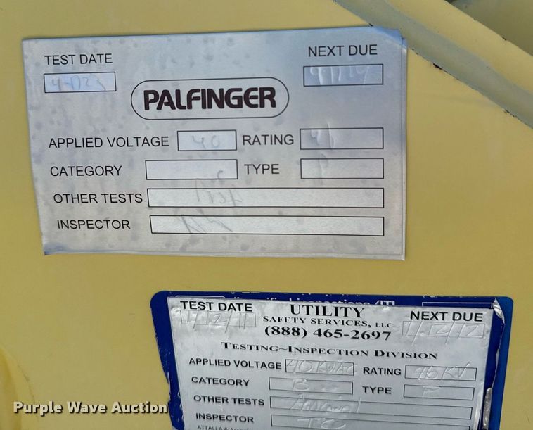 image for item EG5756 2002 Chevrolet C7500 bucket truck