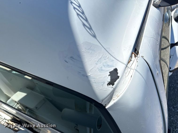 image for item EG5756 2002 Chevrolet C7500 bucket truck