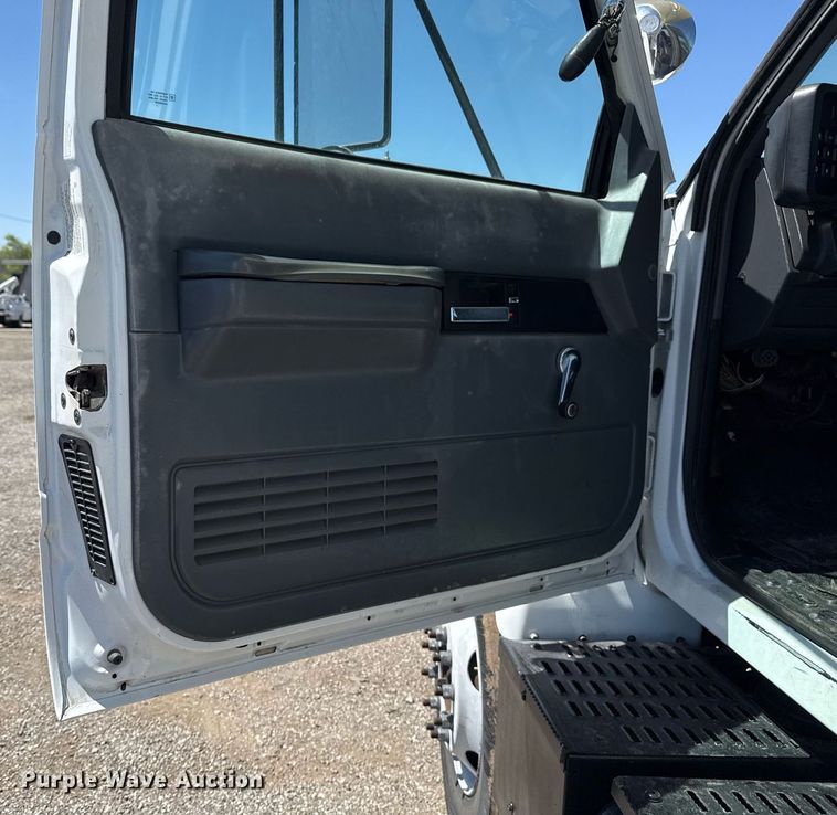 image for item EG5756 2002 Chevrolet C7500 bucket truck