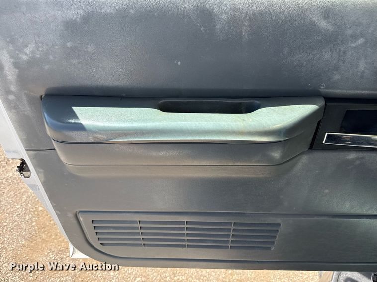 image for item EG5756 2002 Chevrolet C7500 bucket truck