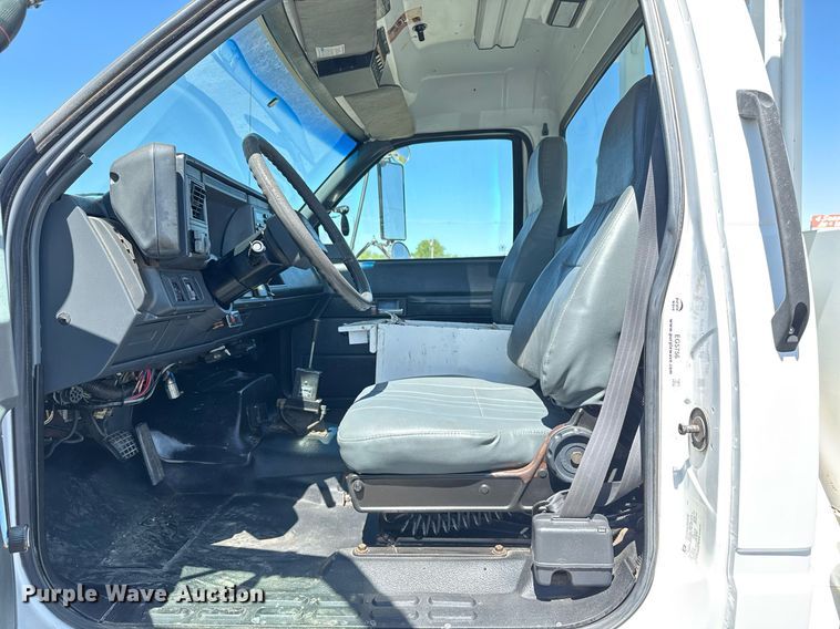 image for item EG5756 2002 Chevrolet C7500 bucket truck