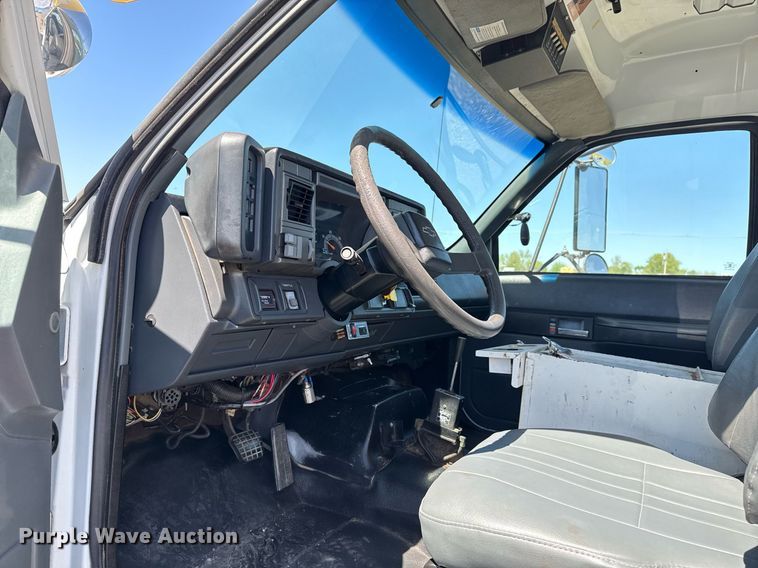 image for item EG5756 2002 Chevrolet C7500 bucket truck