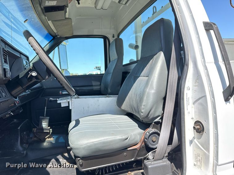 image for item EG5756 2002 Chevrolet C7500 bucket truck