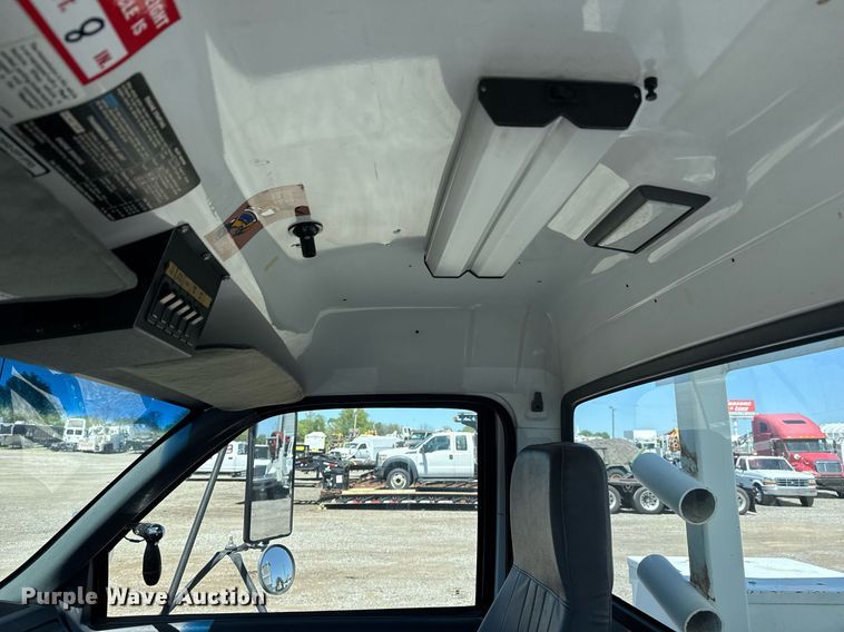 image for item EG5756 2002 Chevrolet C7500 bucket truck