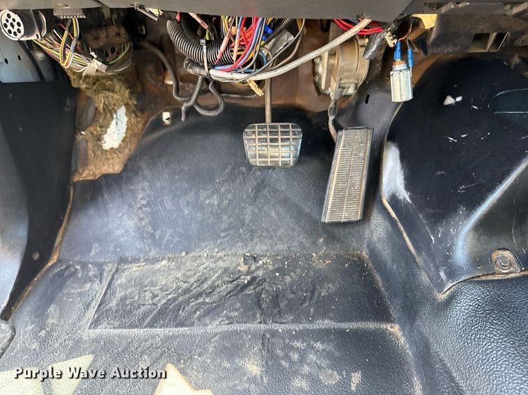 image for item EG5756 2002 Chevrolet C7500 bucket truck