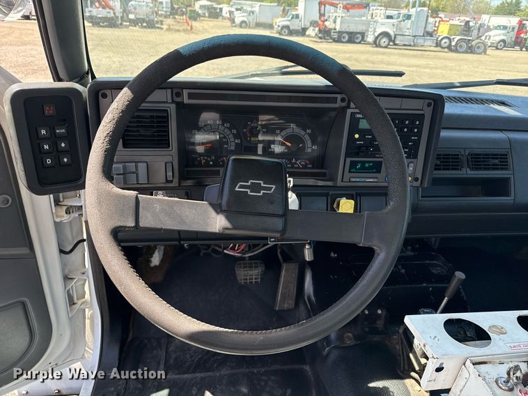 image for item EG5756 2002 Chevrolet C7500 bucket truck