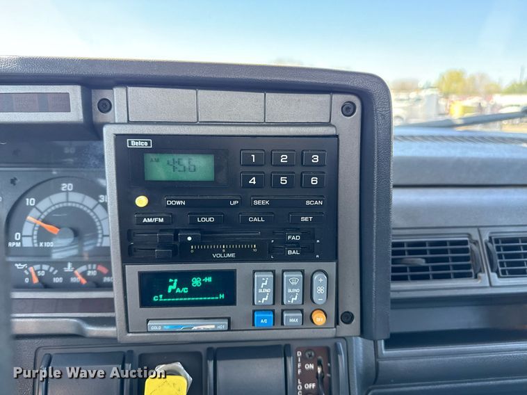 image for item EG5756 2002 Chevrolet C7500 bucket truck