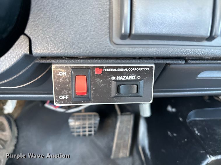 image for item EG5756 2002 Chevrolet C7500 bucket truck