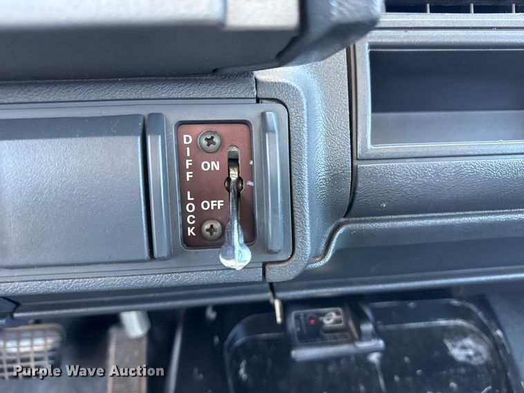 image for item EG5756 2002 Chevrolet C7500 bucket truck