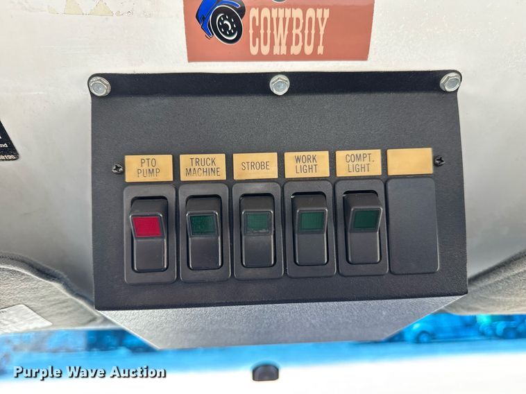 image for item EG5756 2002 Chevrolet C7500 bucket truck