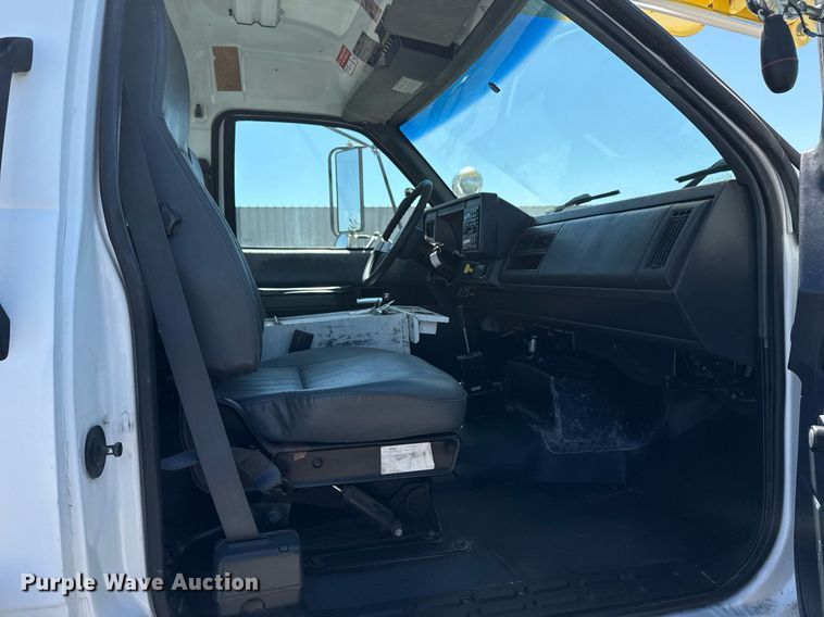 image for item EG5756 2002 Chevrolet C7500 bucket truck