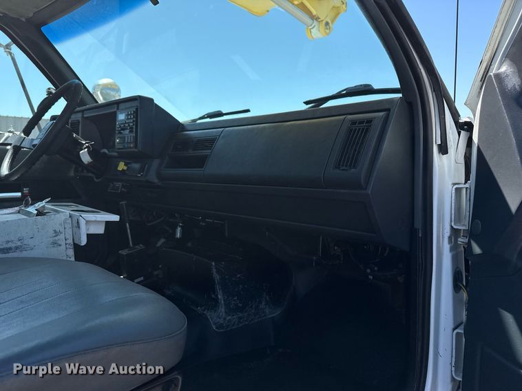 image for item EG5756 2002 Chevrolet C7500 bucket truck