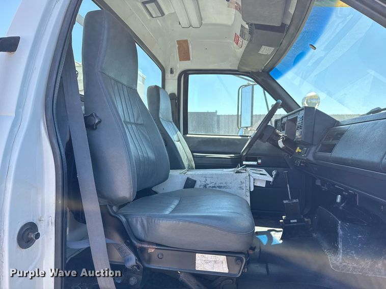 image for item EG5756 2002 Chevrolet C7500 bucket truck