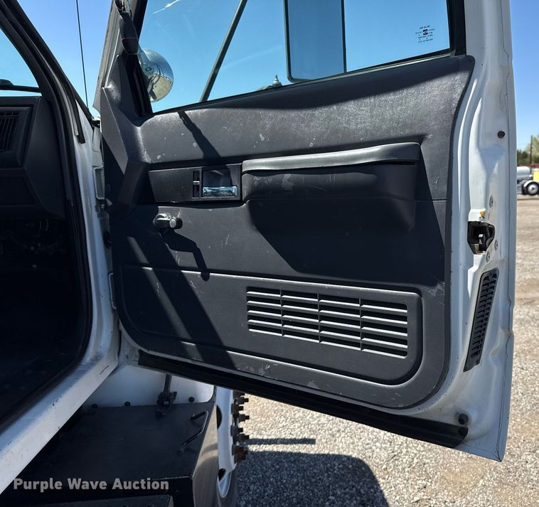 image for item EG5756 2002 Chevrolet C7500 bucket truck