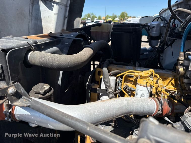 image for item EG5756 2002 Chevrolet C7500 bucket truck