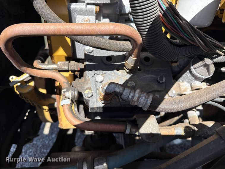 image for item EG5756 2002 Chevrolet C7500 bucket truck