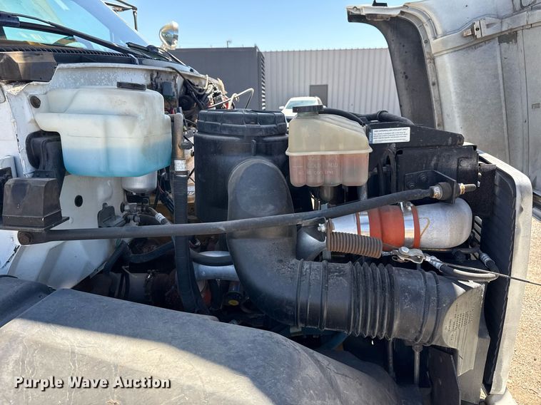 image for item EG5756 2002 Chevrolet C7500 bucket truck