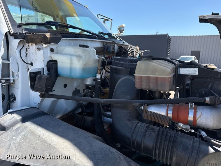 image for item EG5756 2002 Chevrolet C7500 bucket truck