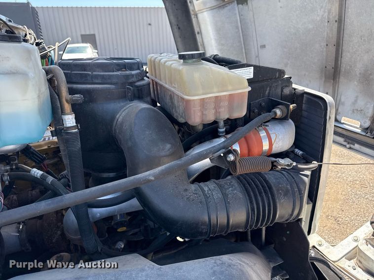 image for item EG5756 2002 Chevrolet C7500 bucket truck