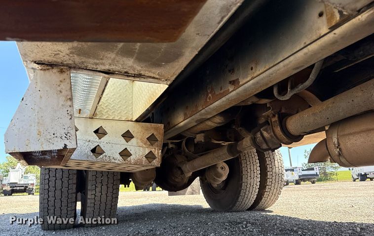 image for item EG5756 2002 Chevrolet C7500 bucket truck